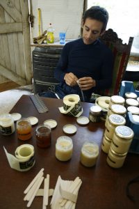 Étiquetage du miel de Sebastien l'apiculteur