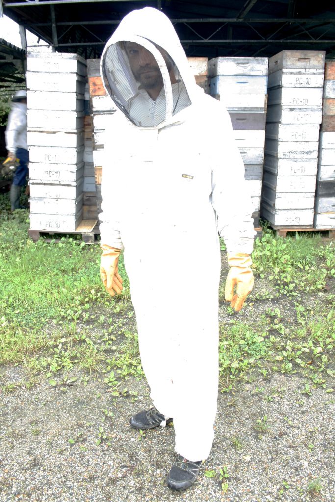Sebastien en tenu d'apiculteur