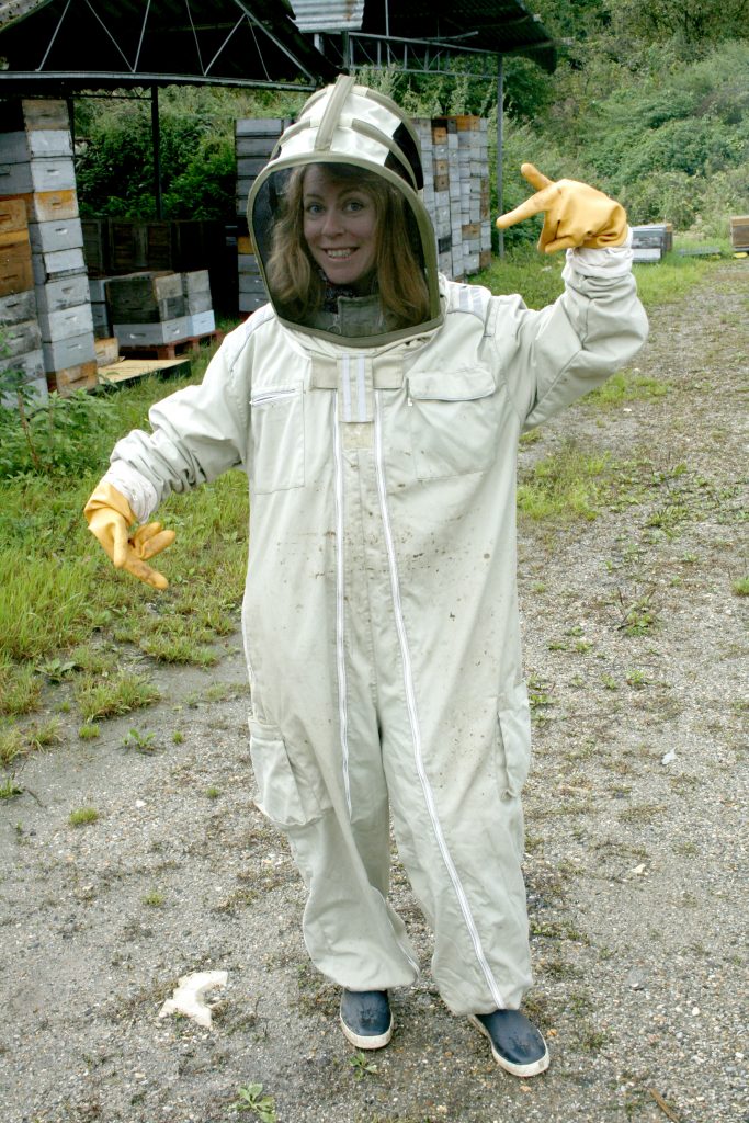 Andréa en tenu d'apiculteur