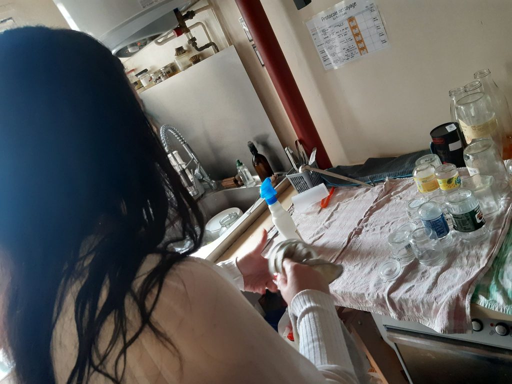 Le processus de lavage des bocaux